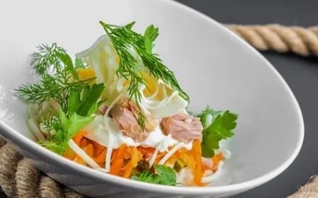 Наслаждайтесь ярким и сытным салатом с курицей и корейской морковью