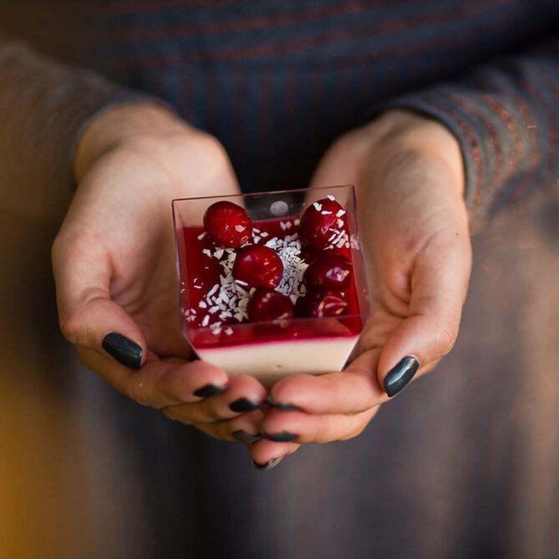 Панна котта с клюквой и кокосом: лёгкий рецепт для каждого