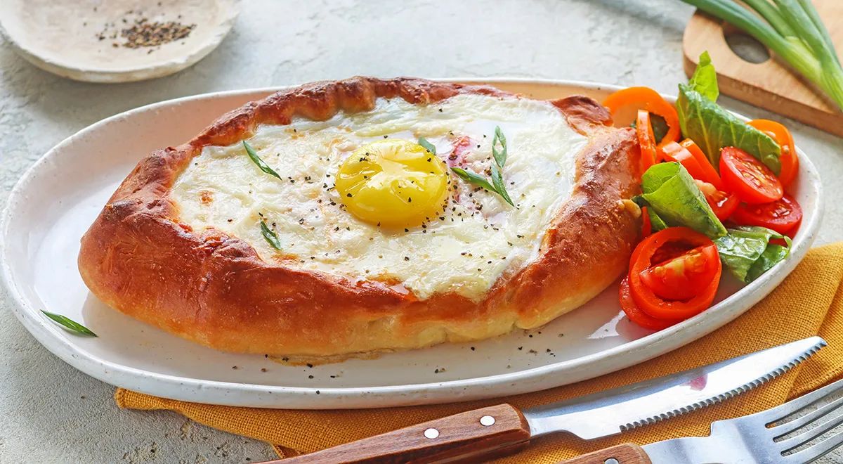 Пиде с сыром, помидорами черри и яйцом