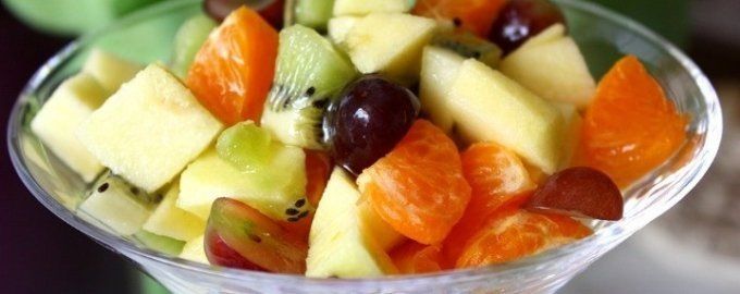 Салат-коктейль из черного винограда с фруктами и винно-медовым соусом