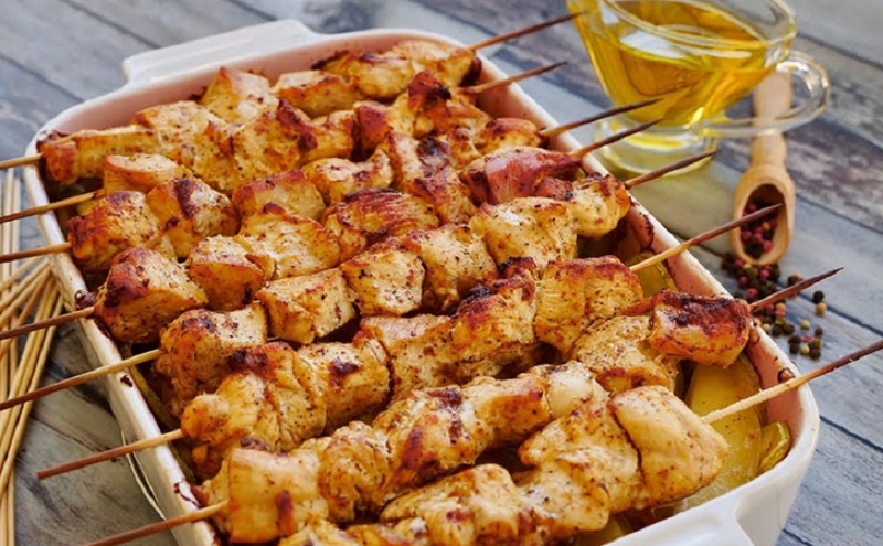 Ароматный шашлык и гарнир в духовке: легко и вкусно