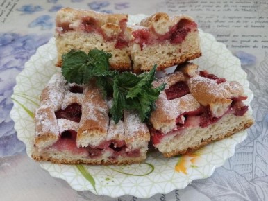 Творожный пирог с клубникой: простой и вкусный способ порадовать себя