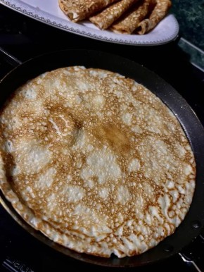 Готовим к Масленице: безъяйчные блины на крахмале