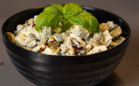 Салат из свежих огурцов с сыром: идеальное блюдо для легкого ужина