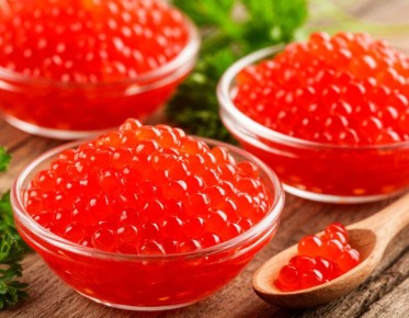 Доступная роскошь: красная икра в упаковках по полкилограмма завоевывает рынок