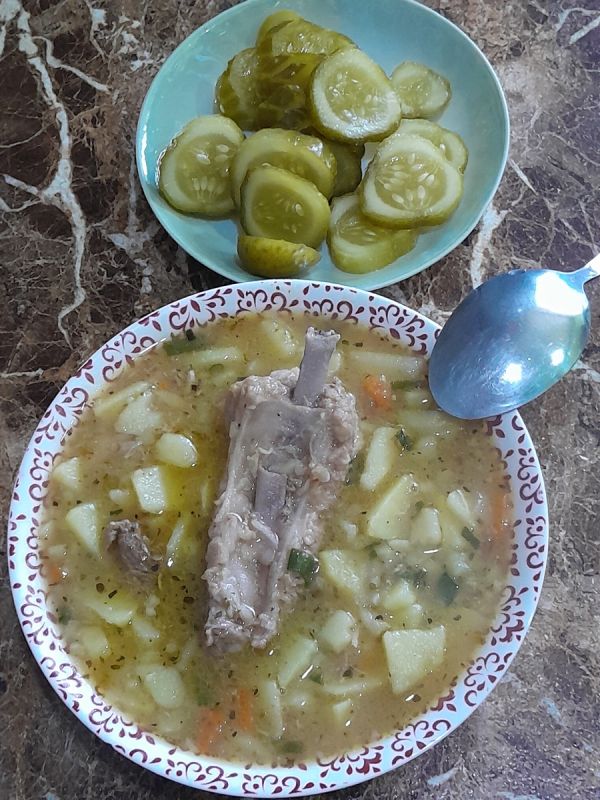 Тушёная картошка с мясом и рёбрышками: вкуснее не придумаешь