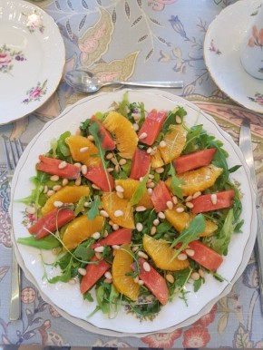 Салат с апельсином, соленой неркой и рукколой