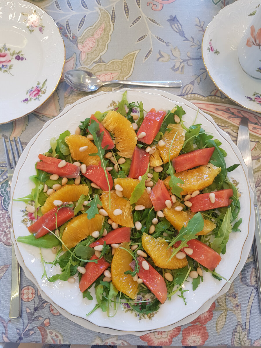 Салат с апельсином, соленой неркой и рукколой