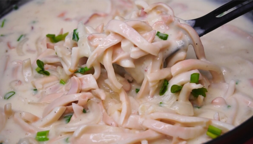 Нежные кальмары в сметанном соусе: быстро и вкусно