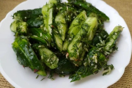 Невероятная закуска из огурцов: быстро и вкусно
