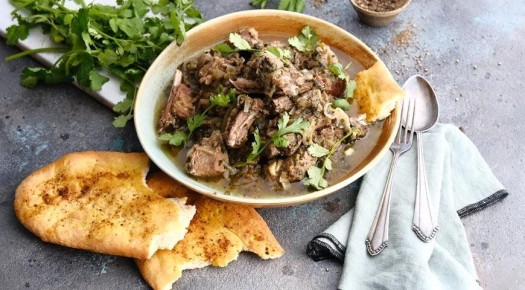 Чакапули: Ароматное блюдо из ягнятины с уникальным вкусом