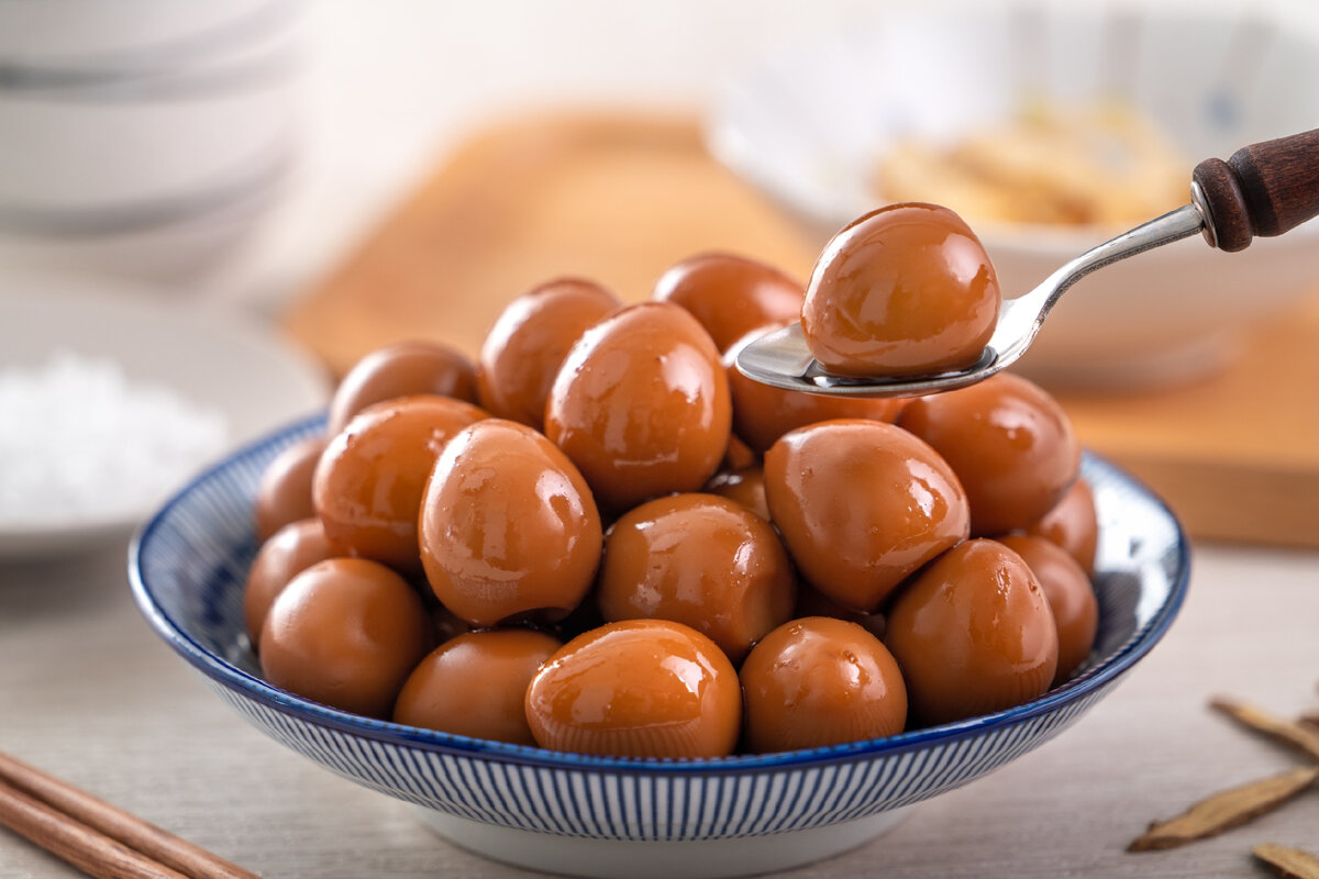 Секреты перепелиных яиц в яблочно-имбирном соусе с орехами