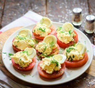 Вкусные помидоры с сыром и чесноком: простая закуска для любого стола