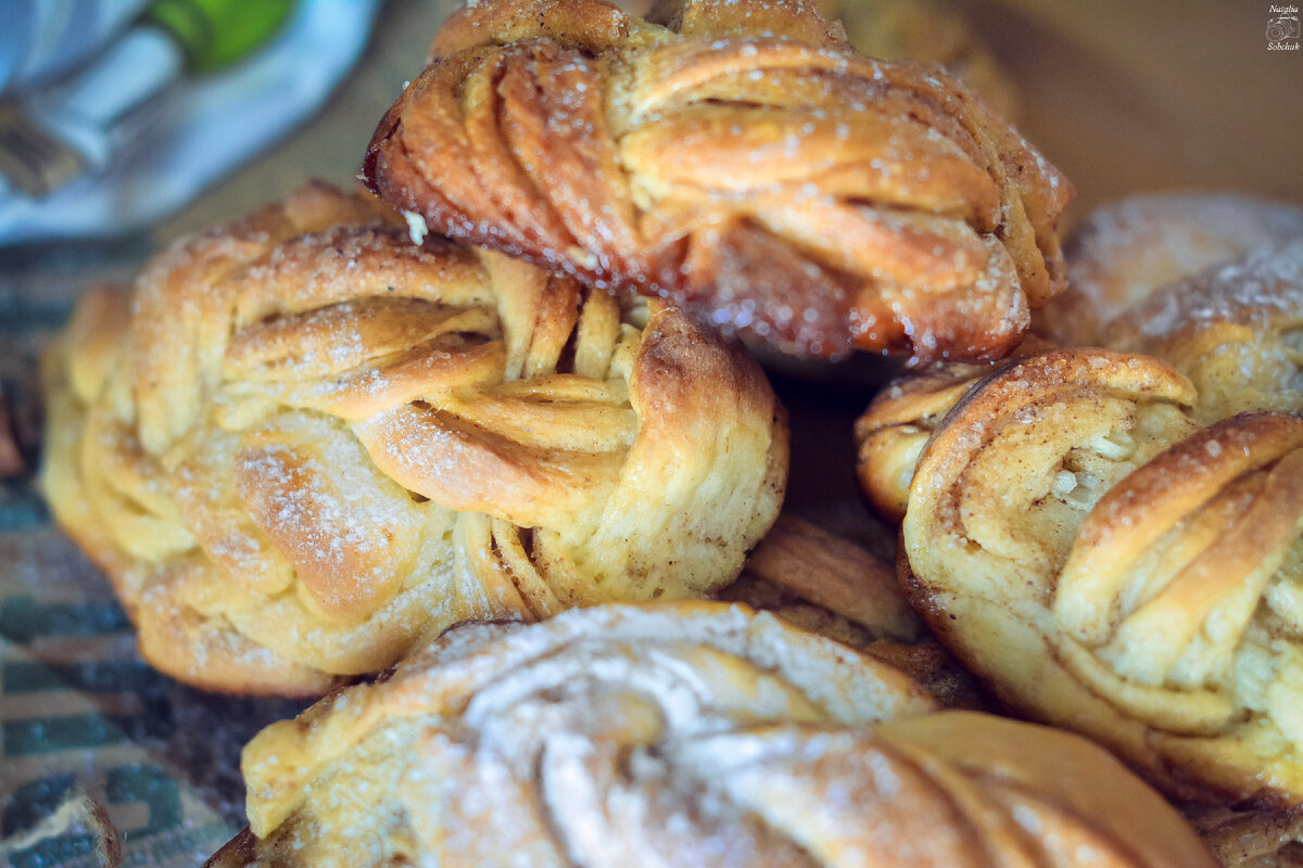 Неповторимый аромат: Как испечь булочки с корицей