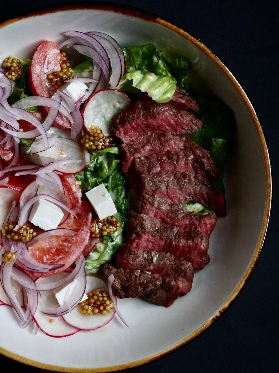 Стейк-салат, который покорит ваше сердце: гармония вкусов в каждом кусочке