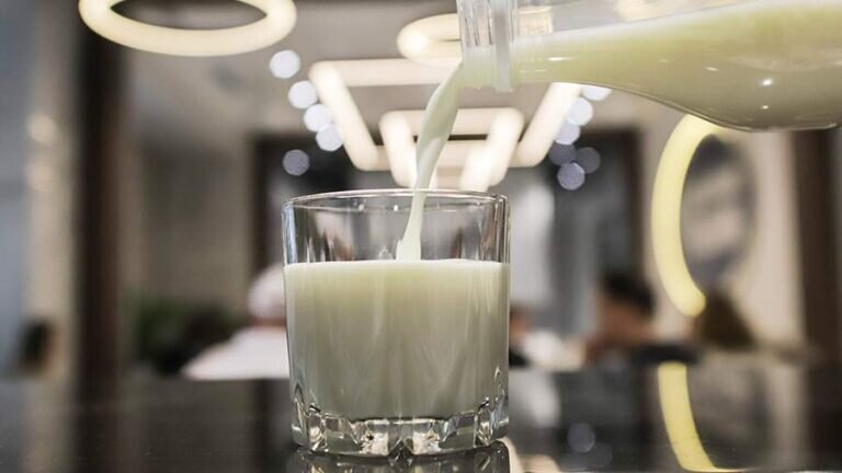 Мифы о молоке и соде: гастроэнтеролог делится мнением о лечении изжоги