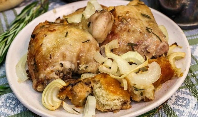 Порадуйте себя ужином: курица с хлебом и ароматными специями