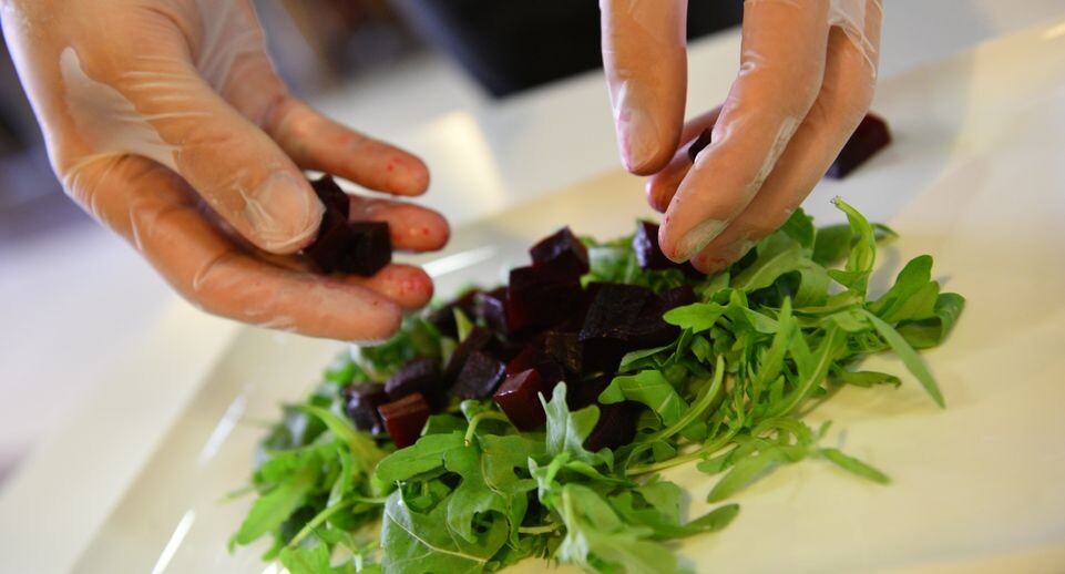 Советы диетолога: как выбрать салаты для новогоднего стола