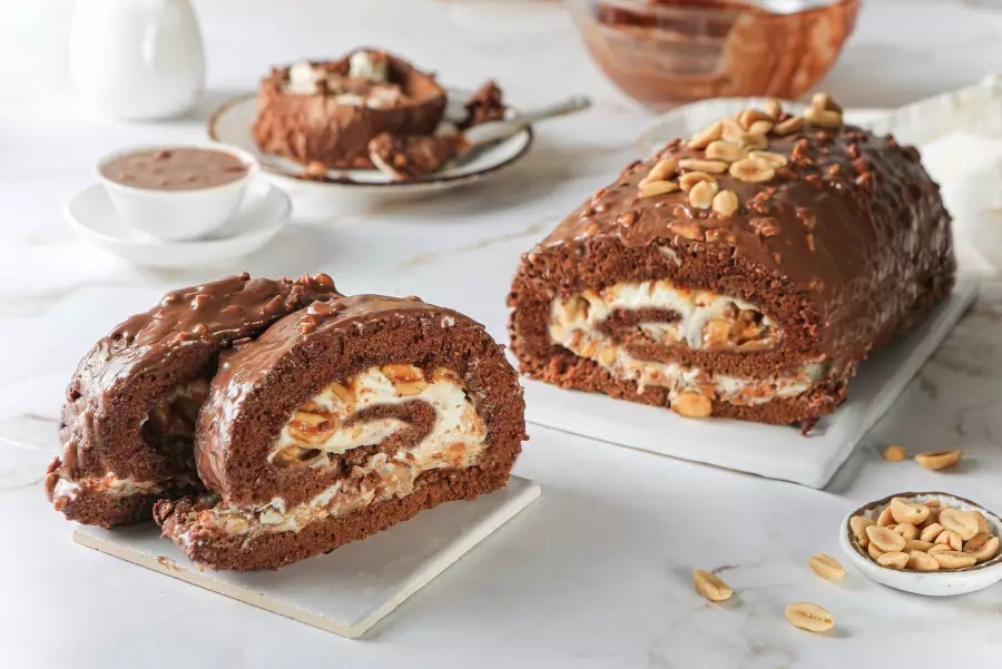 Как приготовить бисквитный рулет «Сникерс»: пошаговый рецепт
