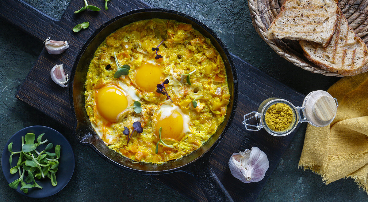 Яркая шакшука с куркумой: как удивить за завтраком