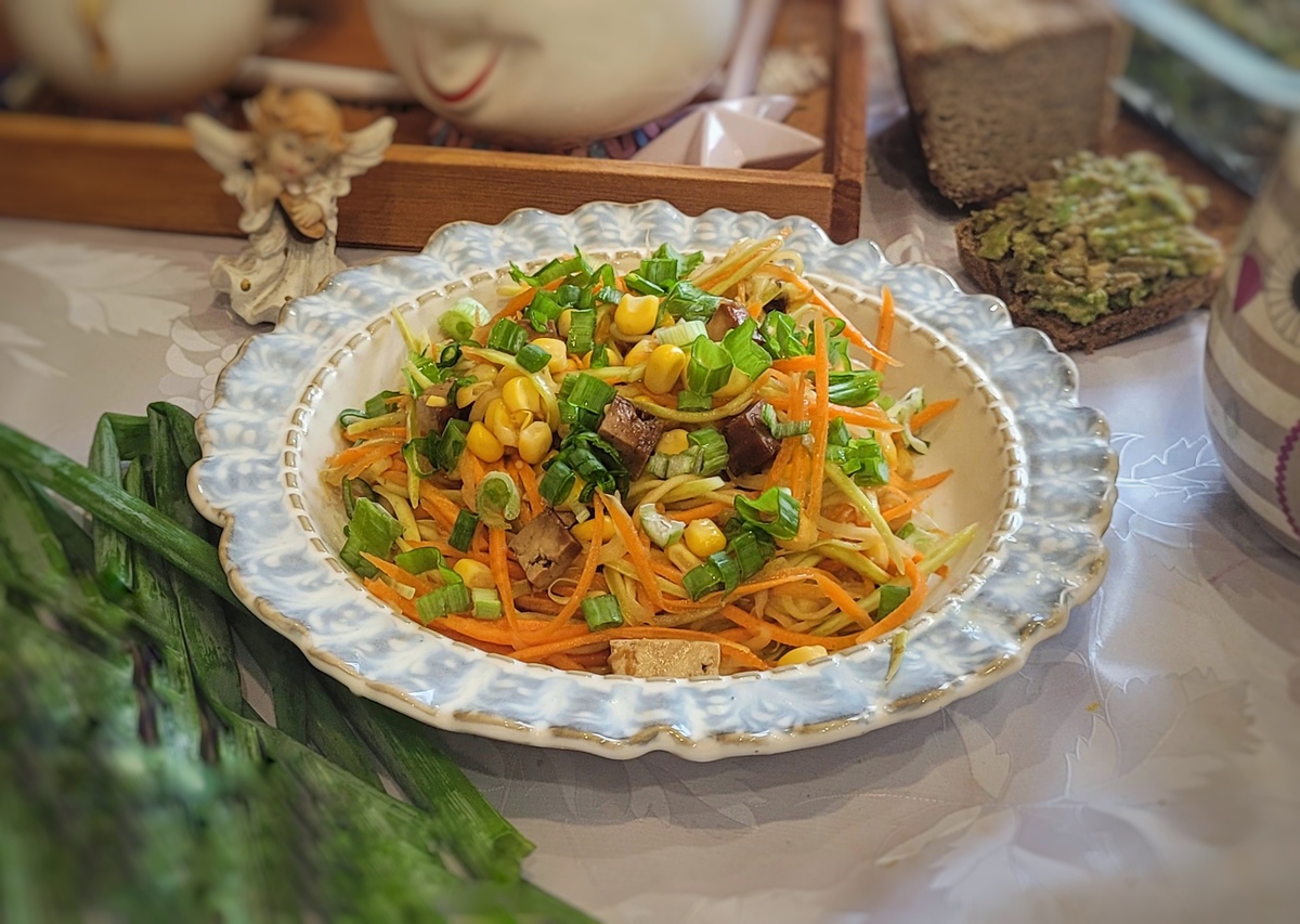 Летний салат с тофу и свежими овощами, который станет вашим фаворитом