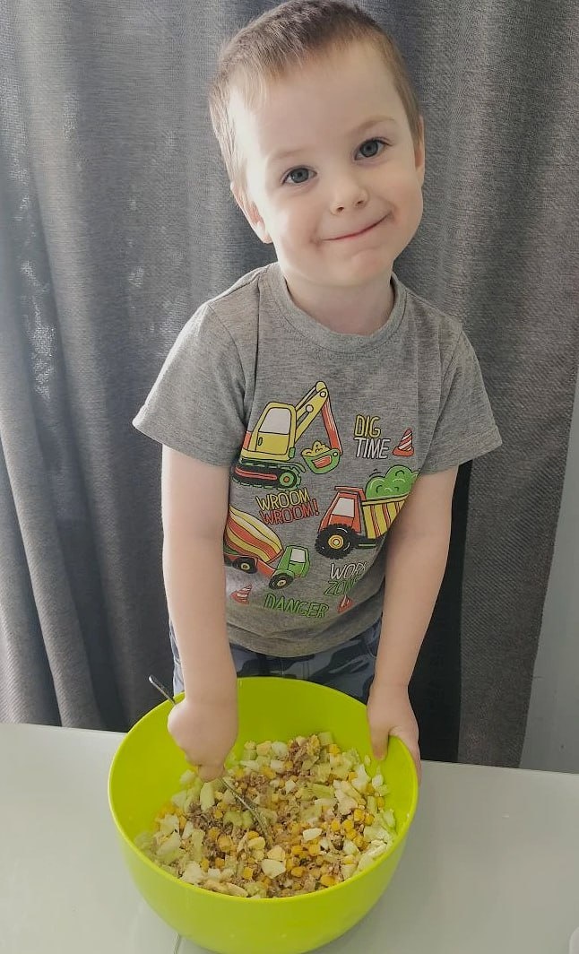 Готовим вкусный салат с тунцом вместе с Лёшей