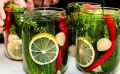 Необычные маринованные огурцы с лимоном и перцем: летняя закуска без уксуса