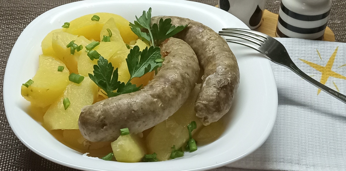 Сочный картофель с фермерскими колбасками: идеальное сочетание для вашей духовки