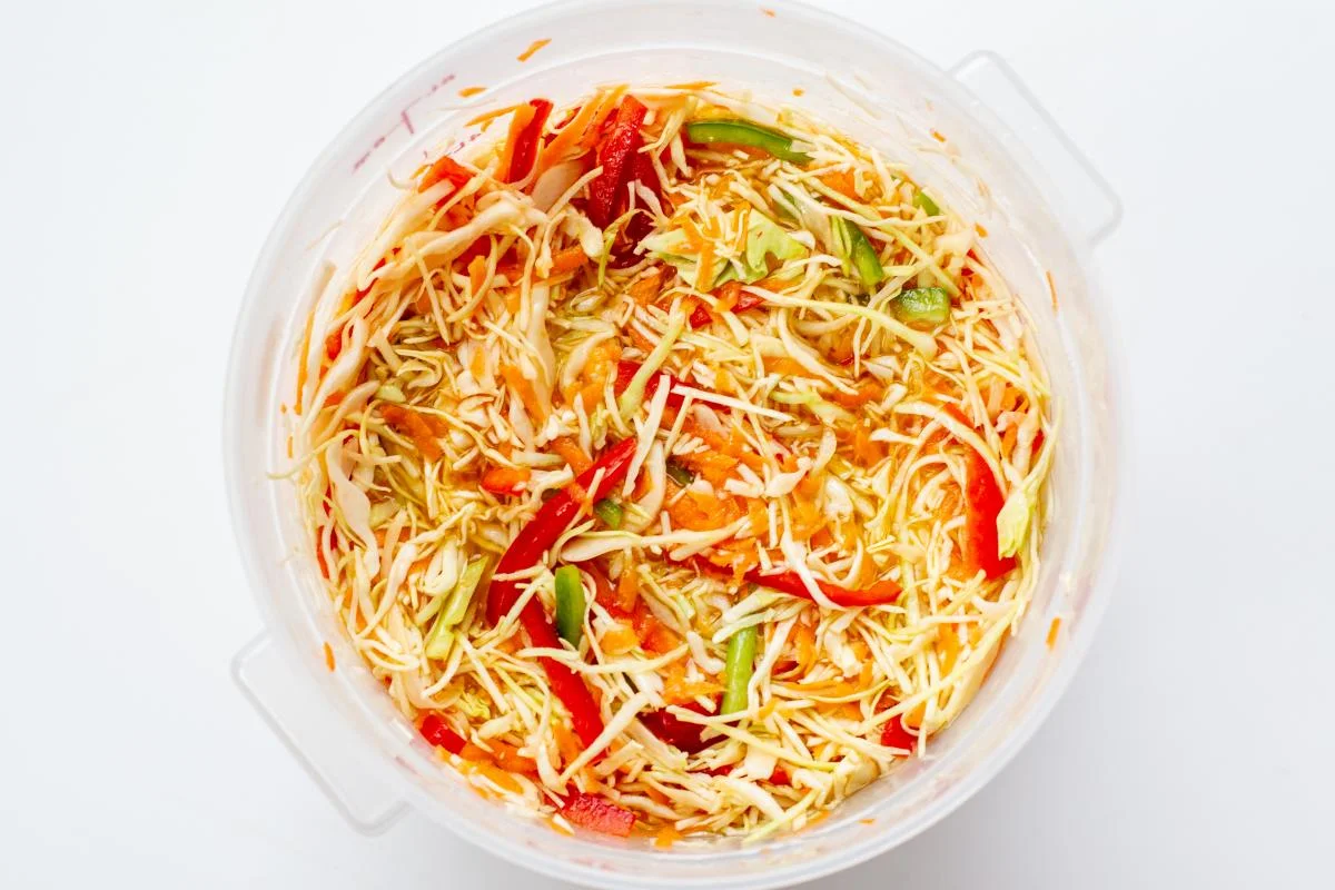 Необычный пикантный салат из капусты всего за одну ночь