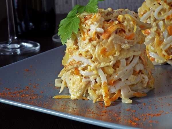 Нежный салат с кальмарами и блинчиками для новогоднего стола