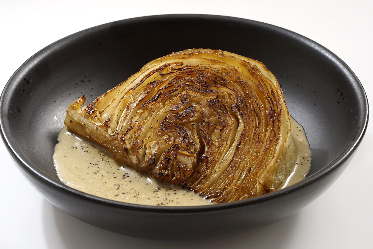 Нежные стейки из капусты с приправленным сливочным соусом