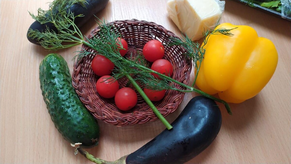 Летний салат с запеченными баклажанами: легкость и вкус