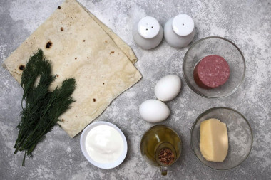 Рулетики из лаваша с колбасой и сыром за 20 минут: идеальный перекус