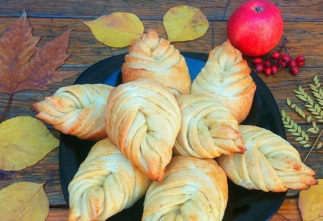 Вкусное волшебство осени: булочки "Листопад" с манной начинкой