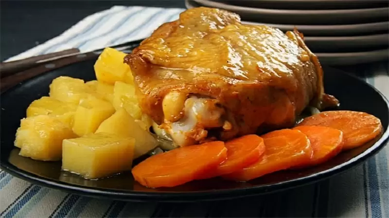 Уникальное жаркое: как приготовить курицу с овощами в банке