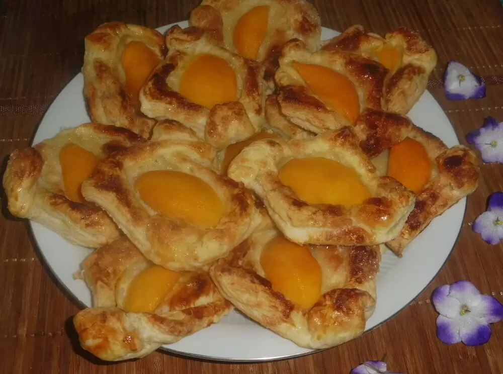 Нежные слойки с персиками: быстрый десерт для любого праздника