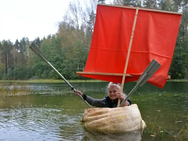 Петербурженка покоряет озеро на великолепной тыкве-лодке