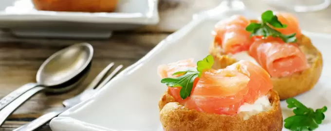 Профитроли с копченым лососем: изысканная закуска для вашего праздничного стола