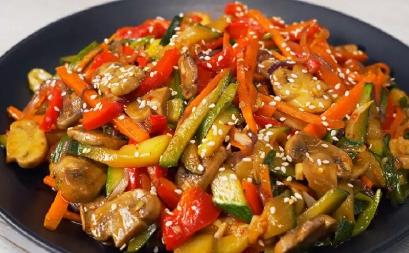 Азиатский ужин за 20 минут: как быстро приготовить восхитительное мясо с овощами