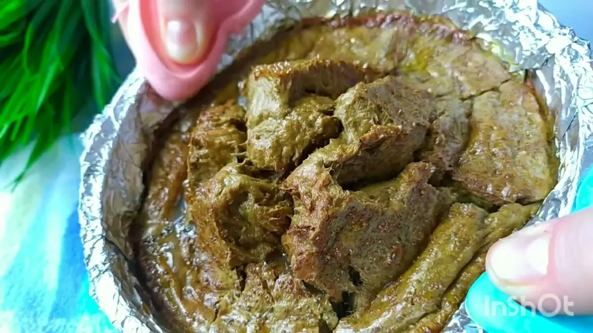 Завершённый паштет из говяжьей печени запеканием в духовке и его спокойная подача в холодном виде