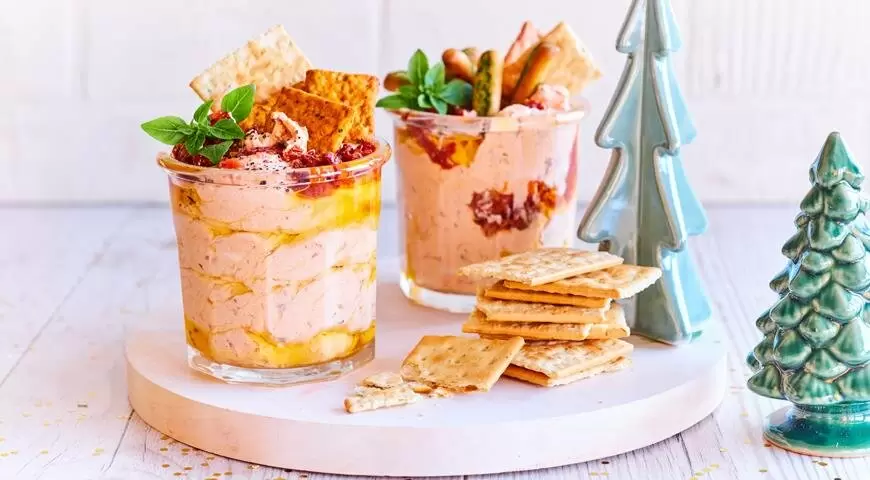 Необычная закуска: Томатно-сырное чудо с крекерами