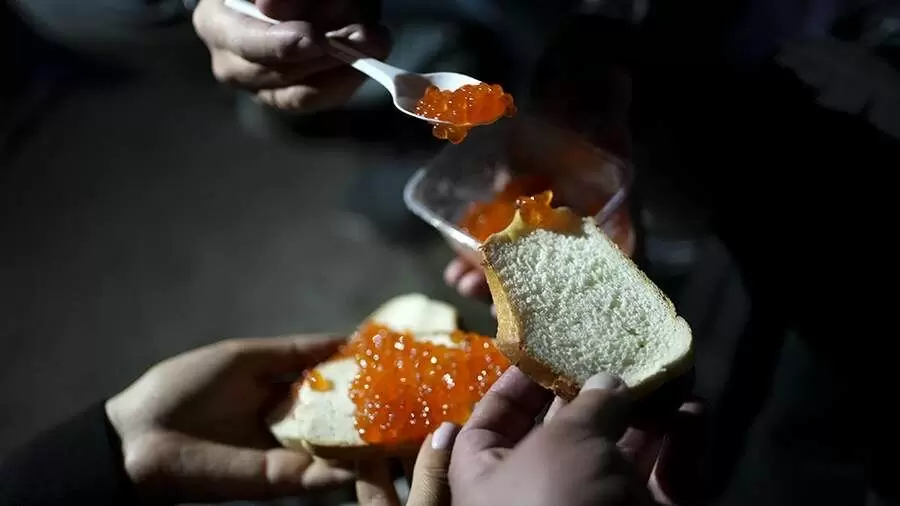 Цены на новогодние угощения: сколько стоит бутерброд с красной икрой?