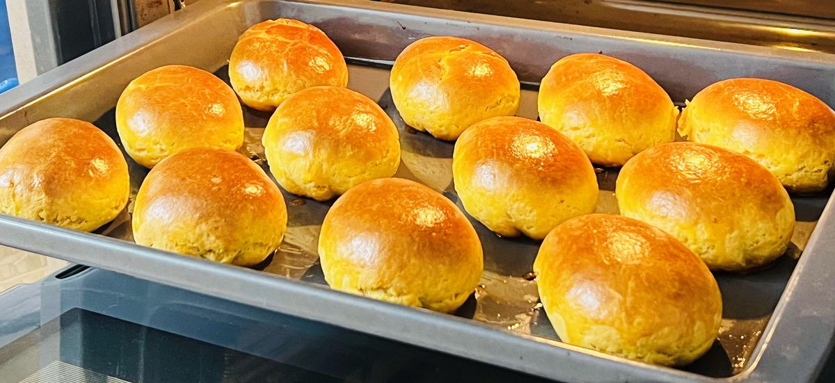 Необычная выпечка: творожные пирожки с яблоками за полчаса
