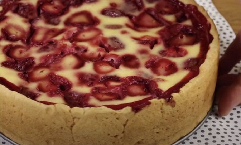 Летний пирог с клубникой: простой рецепт для вкусного десерта
