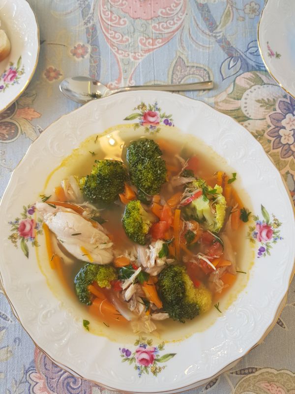 Вкусный осенний овощной суп: уютный рецепт с курицей и брокколи