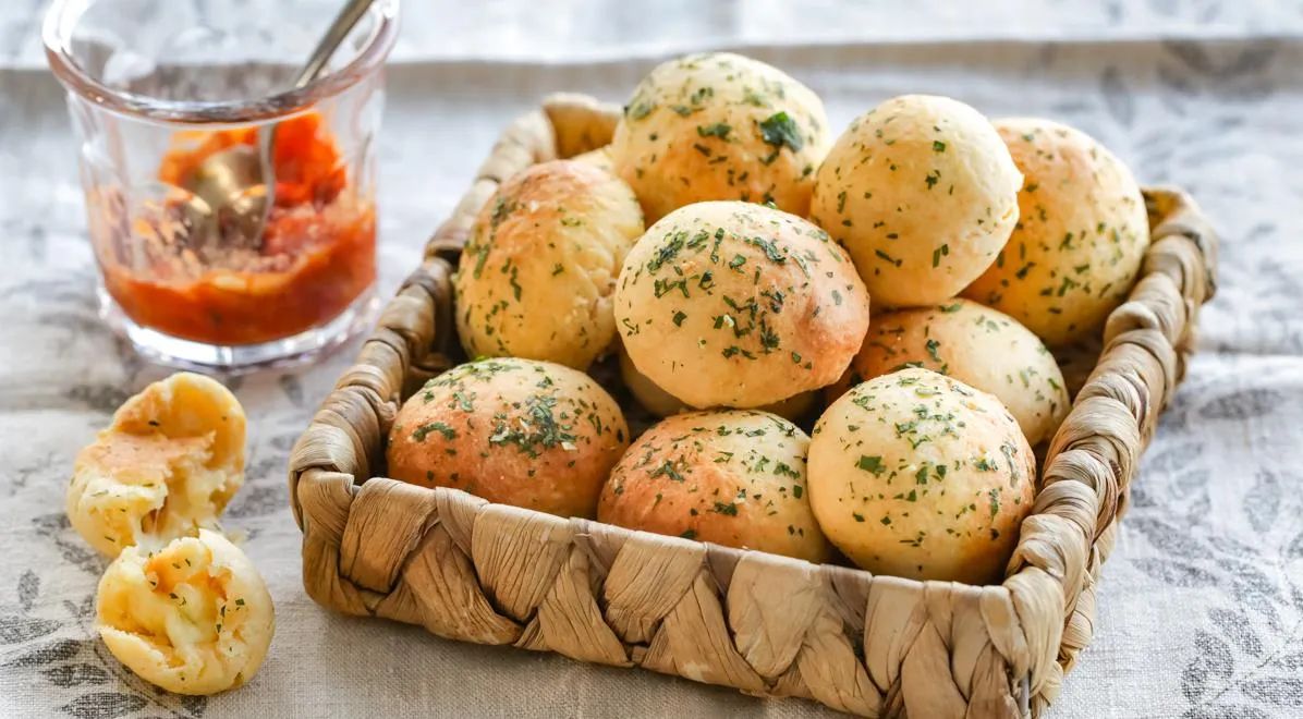 Сырные бомбочки: простая закуска для любого стола