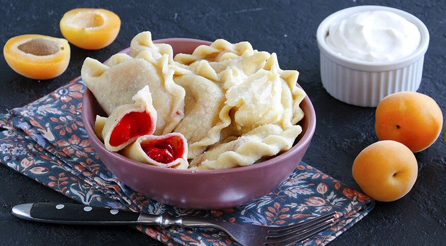 Новый взгляд на классические вареники с вишней и абрикосами
