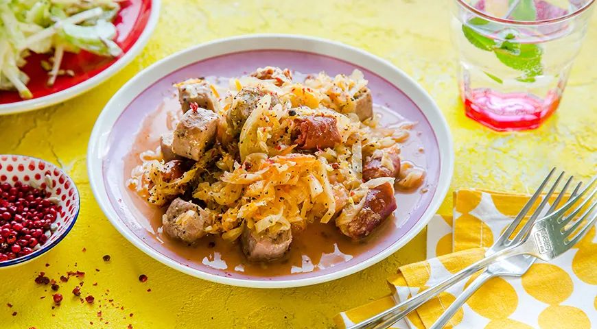 Ароматный бигос с колбасами и грудинкой