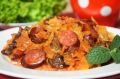 Тушеная капуста с грибами и охотничьими колбасками: идеальный comfort food