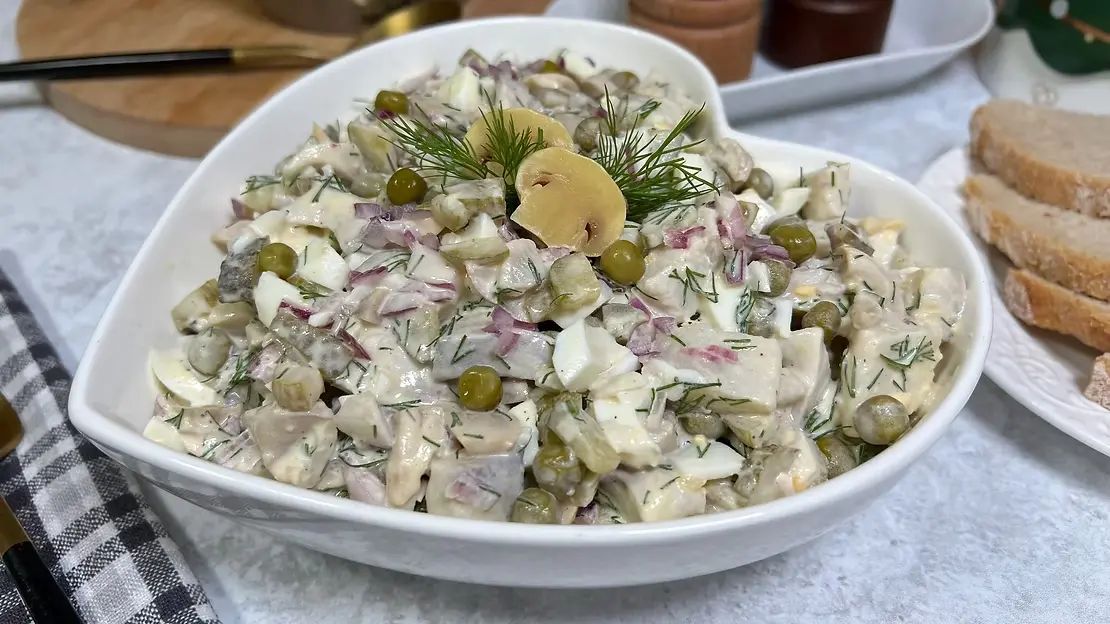 Салат с селедкой и маринованными грибами